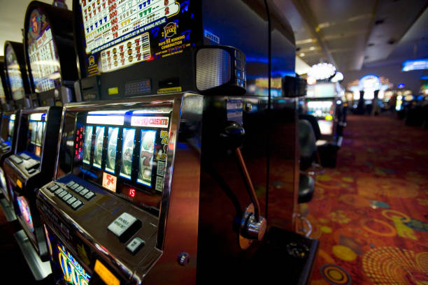 Live dealer spinning the roulette wheel on slot8800 login